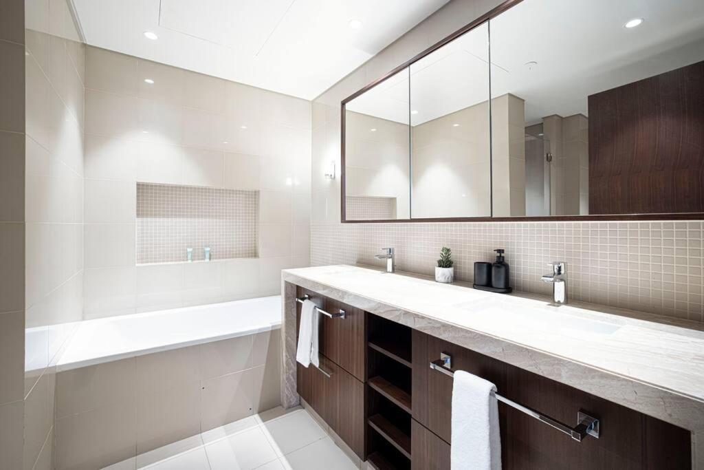 Magnificent Brand New Lux 3Br Burj & Fountain View Apartment Dubai Luaran gambar
